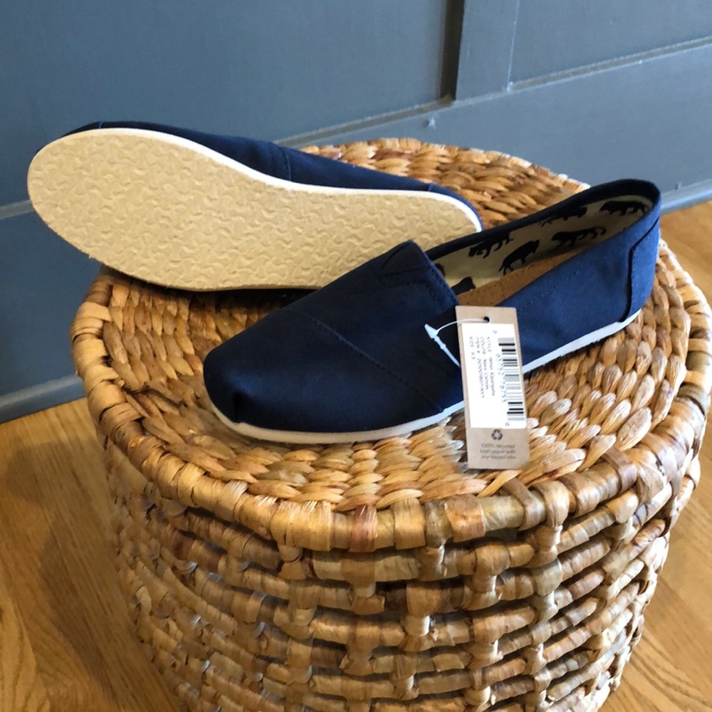 TOMS Women’s Navy Blue Canvas Alpargata NWT